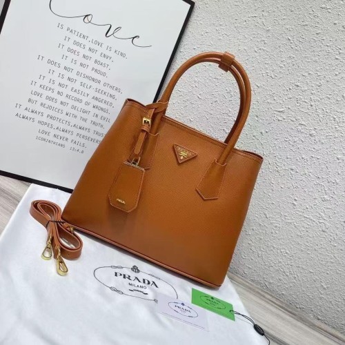 Sac à main PRADA en cuir saffiano, bandoulière amovible et réglable.