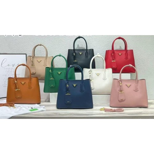 Sac à main PRADA en cuir saffiano, bandoulière amovible et réglable.