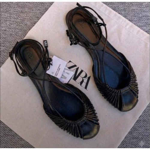 Nu-pied plat avec des lanières