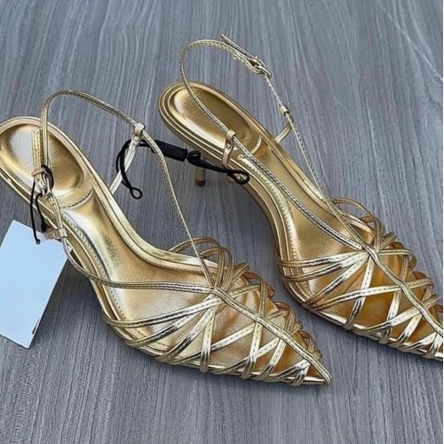 Talon à bout pointu avec des lanières croisées et crochet réglable