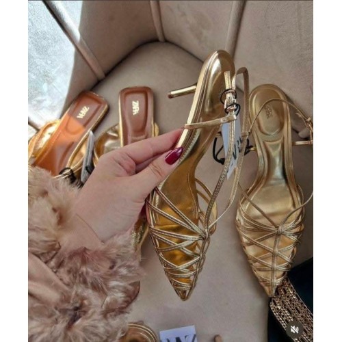 Talon à bout pointu avec des lanières croisées et crochet réglable