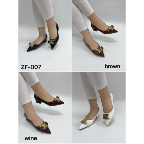 Scarpin à mini talon carre en cuir Vernis avec une boucle décorative